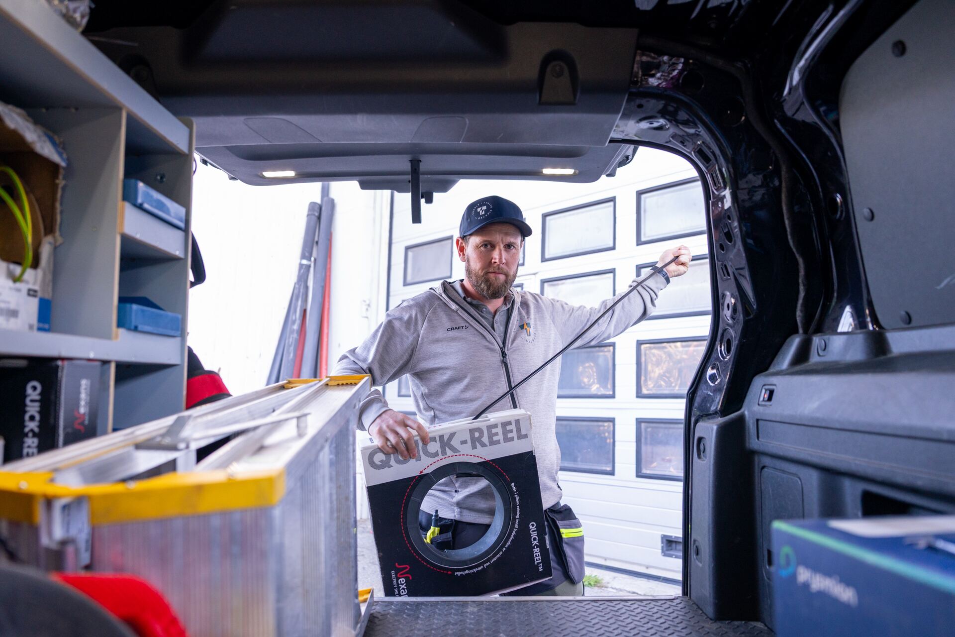 Montør klargjør materiell fra servicebilen