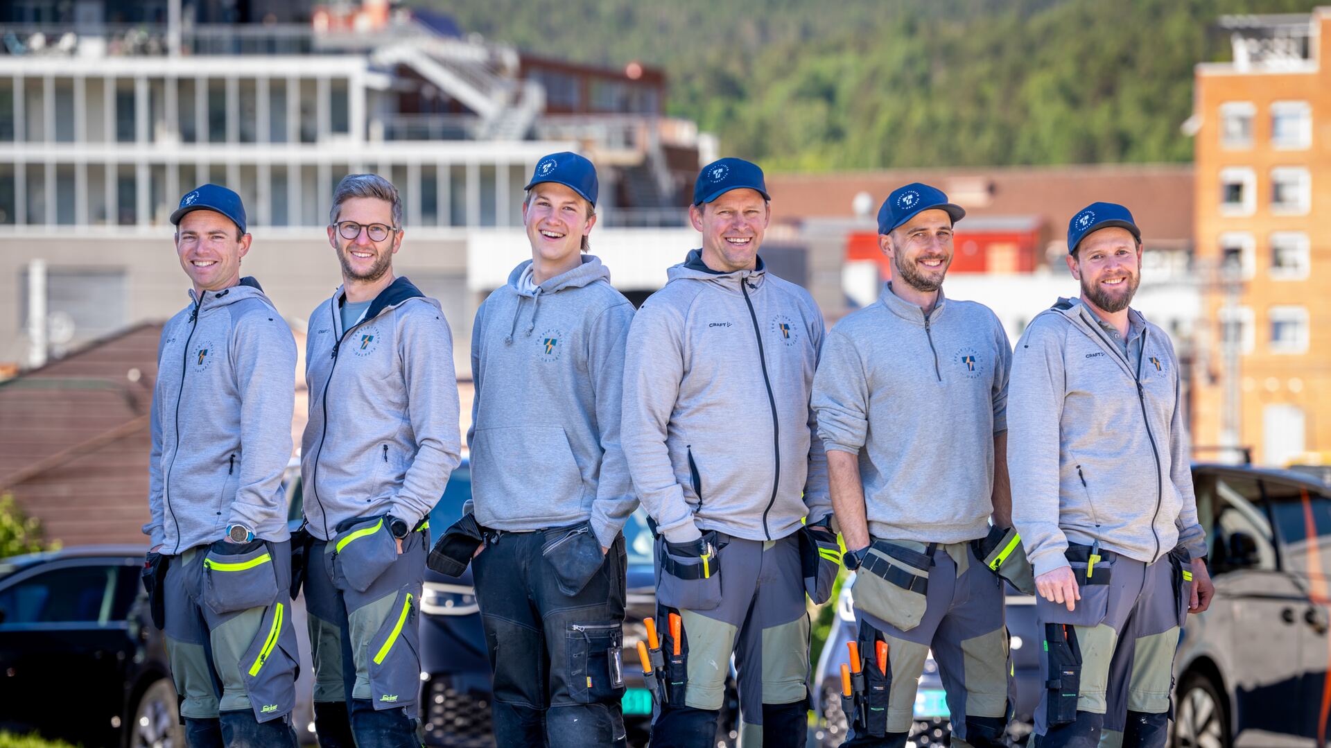 Mannskapet i Teksle & Tveito Elektro samlet utendørs i Kongsberg